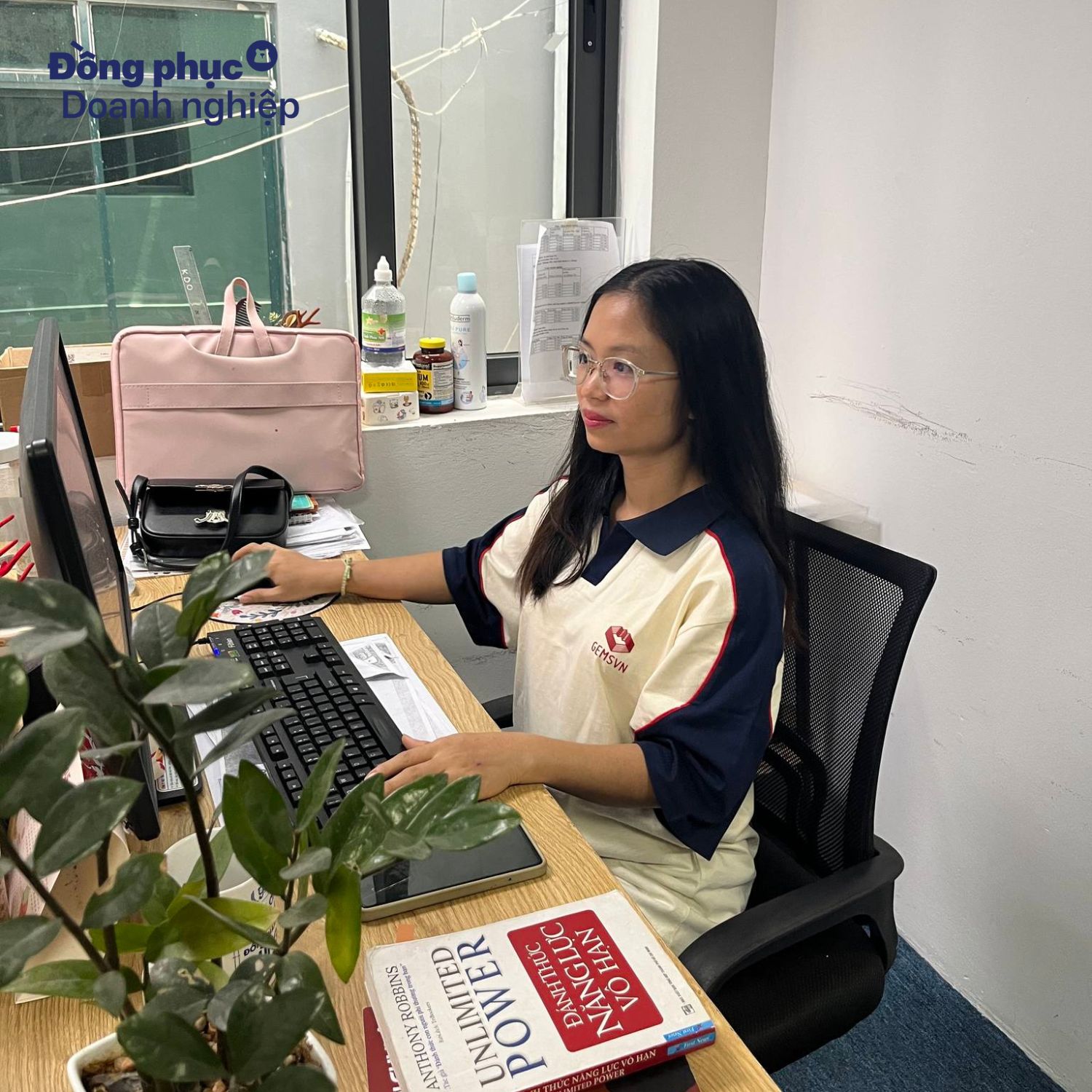 áo thun đồng phục màu vàng