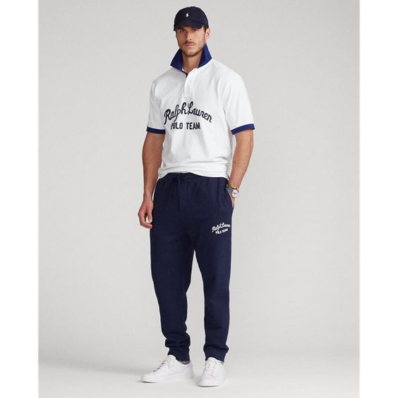 Áo polo phối với quần jogger mang đến một bộ outfit chuẩn casual Áo polo phối với quần jogger mang đến một bộ outfit chuẩn casual