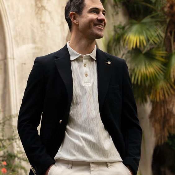 Áo polo là áo gì? Áo polo kết hợp với áo blazer/áo vest sẽ mang đến cảm giác trưởng thành, chững chạc, lịch sự Áo polo là áo gì? Áo polo kết hợp với áo blazer/áo vest sẽ mang đến cảm giác trưởng thành, chững chạc, lịch sự
