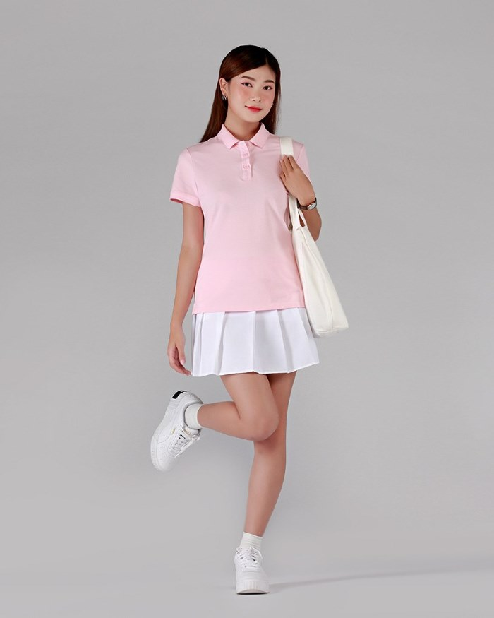 Áo polo phối với chân váy xòe mang đến cảm giác thể thao Áo polo phối với chân váy xòe mang đến cảm giác thể thao