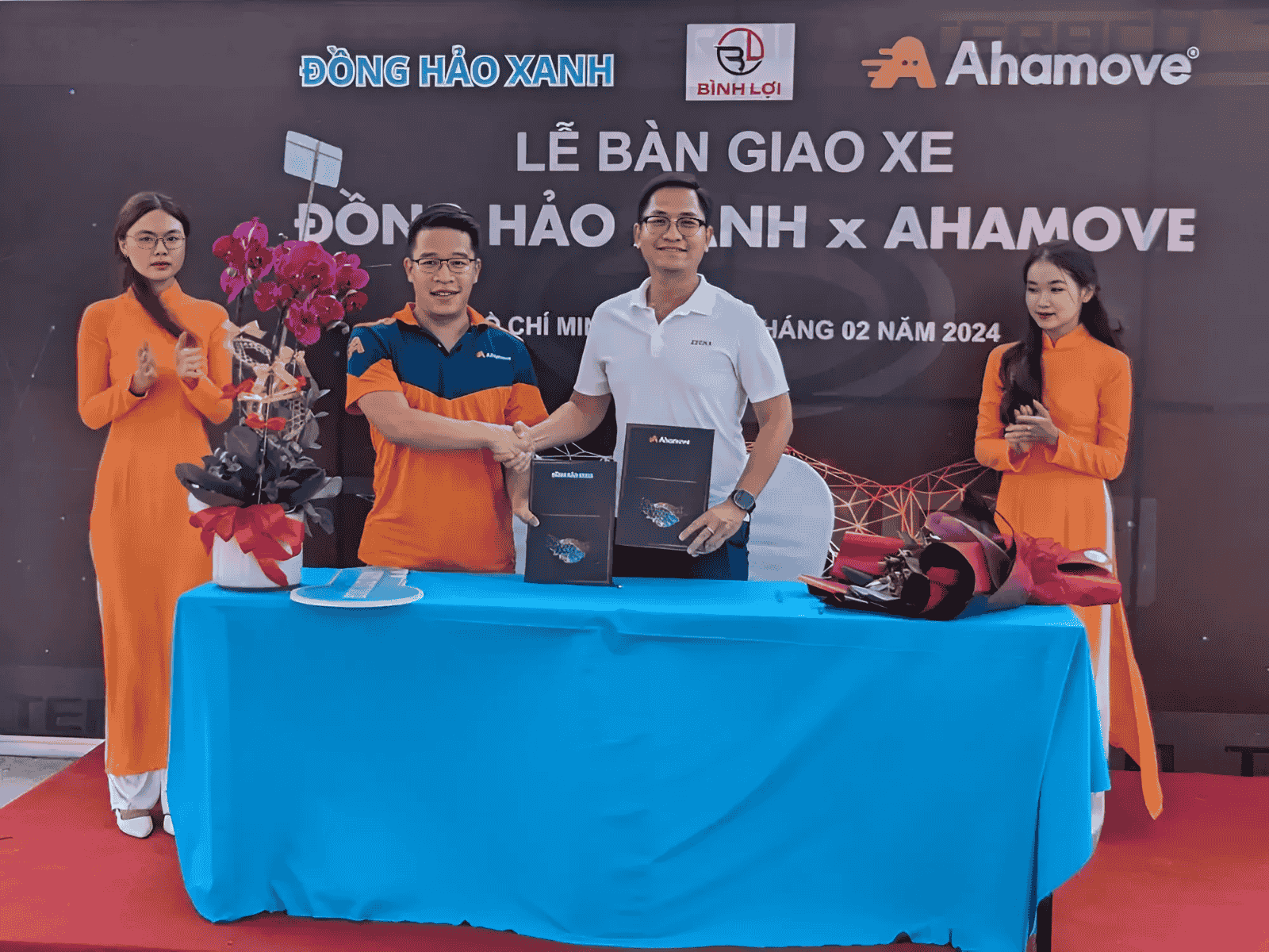 Đồng phục Ahamove có cổ 