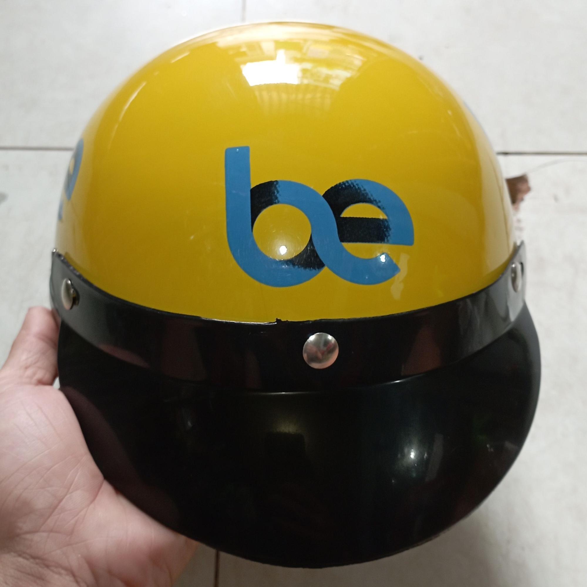Mũ bảo hiểm là item không thể thiếu trong bộ đồng phục be Mũ bảo hiểm là item không thể thiếu trong bộ đồng phục be