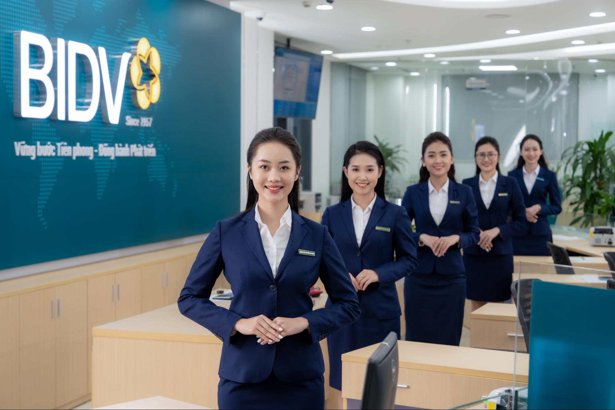 Tổng hợp các mẫu đồng phục BIDV nổi bật, mới nhất 2025