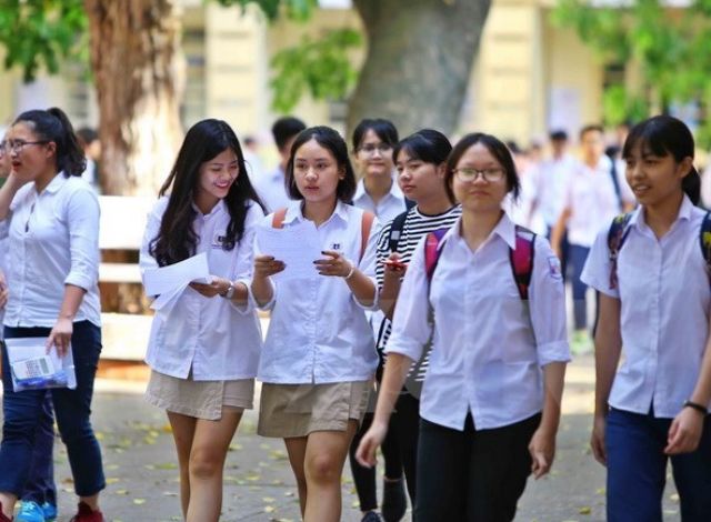 Mặc đồng phục là một phần quan trọng trong việc xây dựng hình ảnh nội bộ Mặc đồng phục là một phần quan trọng trong việc xây dựng hình ảnh nội bộ