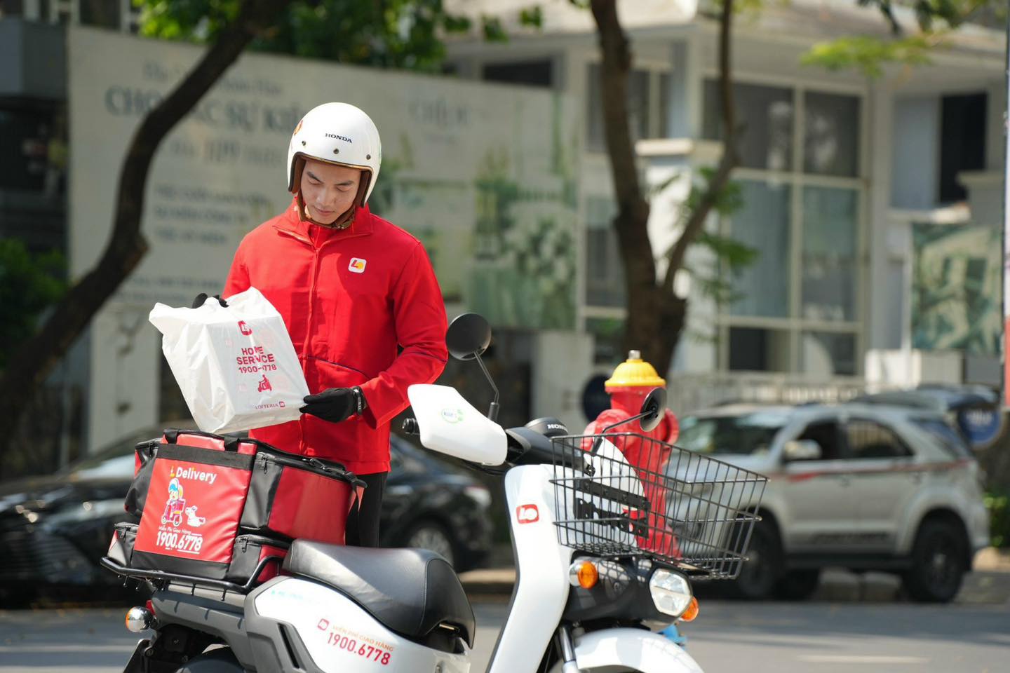 Đồng phục của nhân viên lotteria