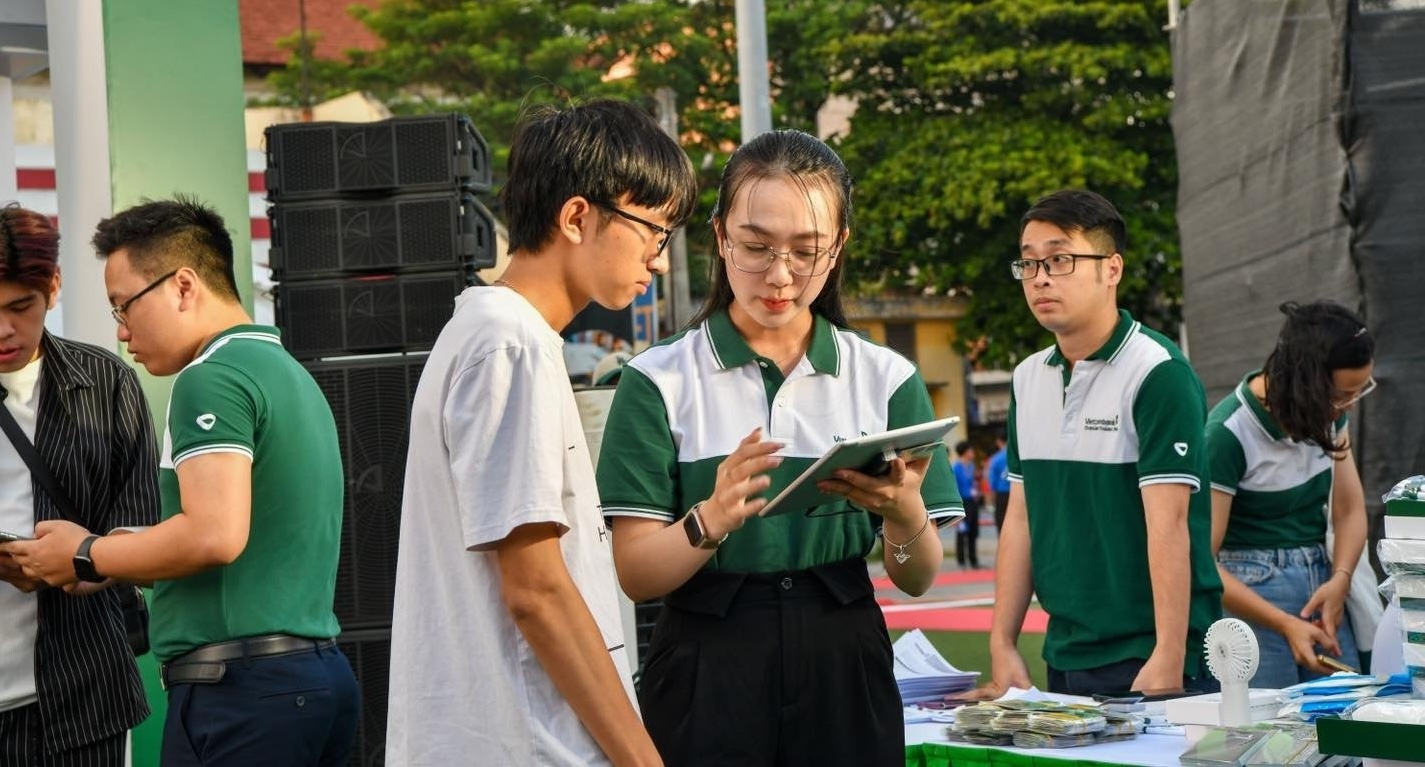 Áo thun đồng phục ngân hàng có cổ được mặc trong những sự kiện ngoài trời