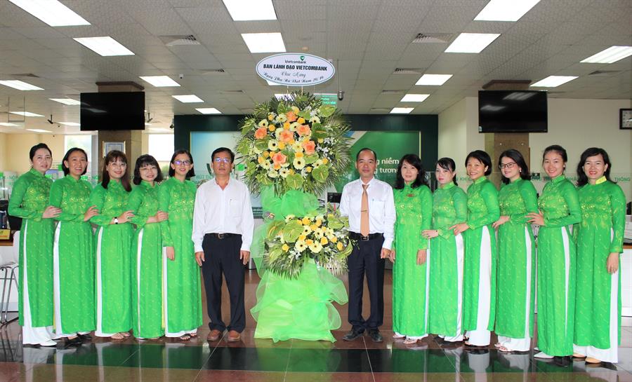 Áo dài ngân hàng Vietcombank trong sự kiện quan trọng