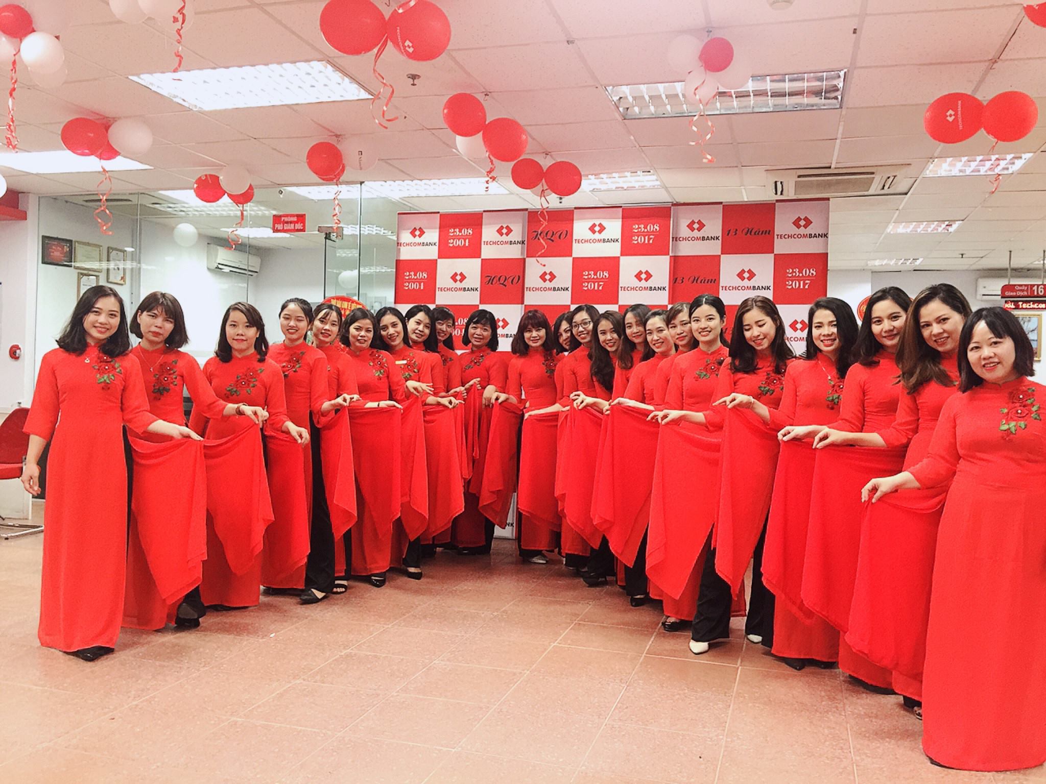 áo dài ngân hàng Techcombank