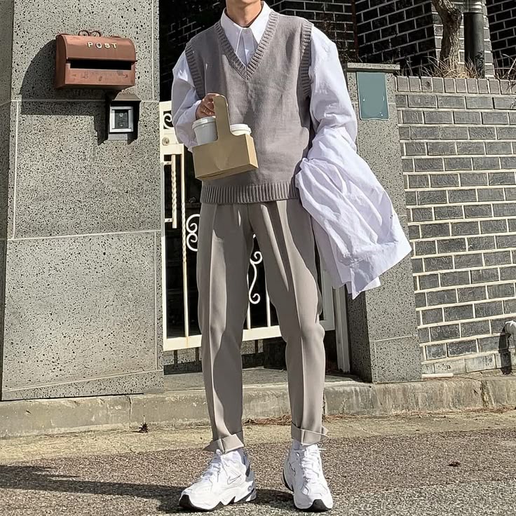 Phối cùng áo len gile trẻ trung, thoải mái outfit phối đồ quần tây áo sơ mi trắng nam và áo gile