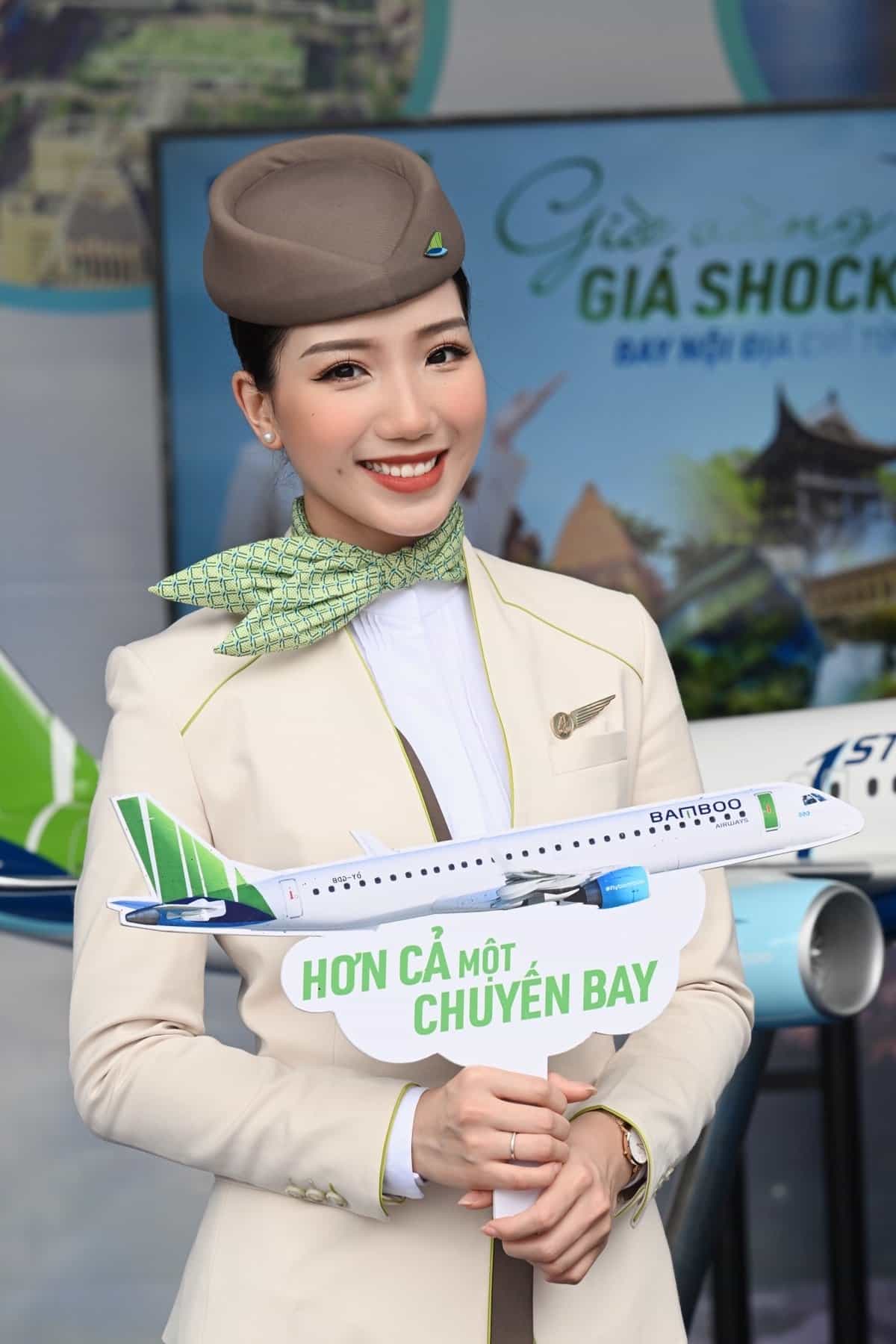 Khăn cổ, khăn đeo vai, cravat lụa tổng hợp của đồng phục tiếp viên Bamboo Airways Khăn cổ, khăn đeo vai, cravat lụa tổng hợp của đồng phục tiếp viên Bamboo Airways