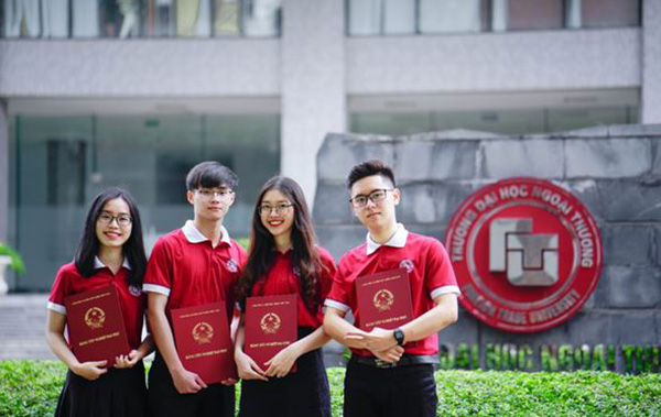 Đồng phục Ngoại Thương TP.HCM với polo đỏ nổi bật Đồng phục Ngoại Thương TP.HCM với polo đỏ nổi bật