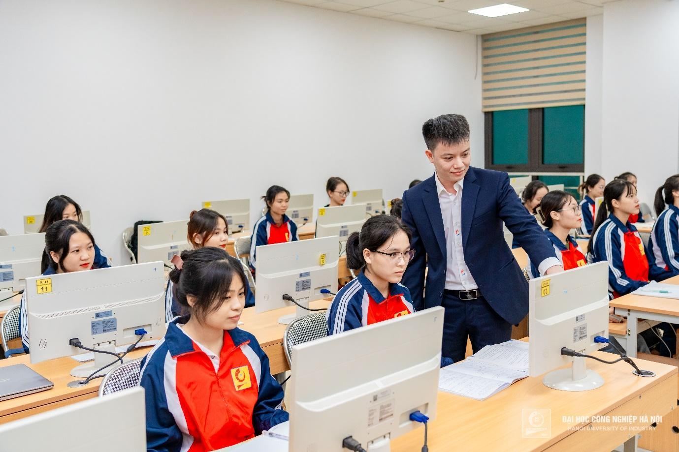 Đồng phục sinh viên Đại học Công nghệ Hà Nội Đồng phục sinh viên Đại học Công nghệ Hà Nội