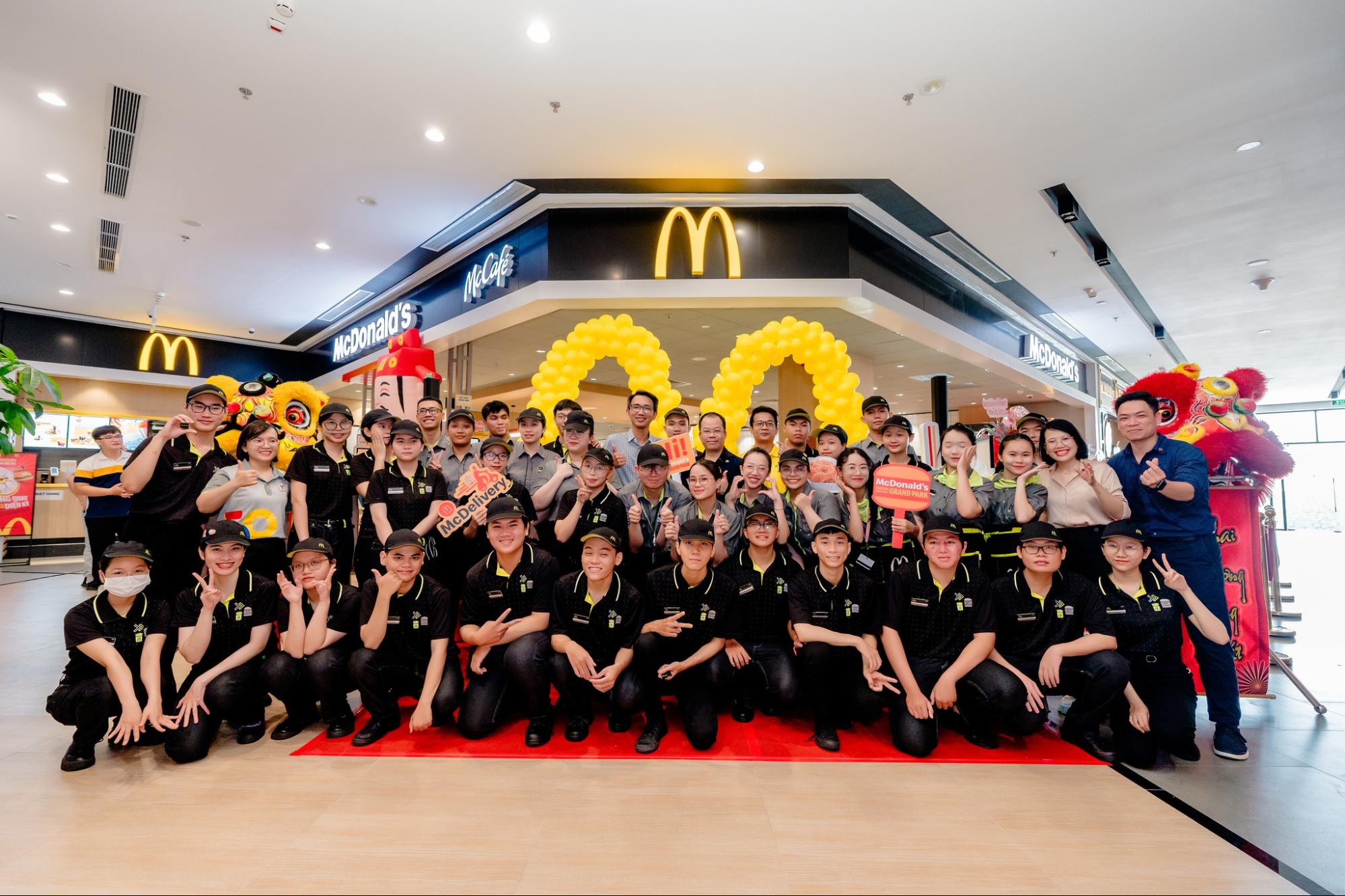 7+ Mẫu đồng phục McDonald’s sang trọng, trẻ trung, chuẩn service