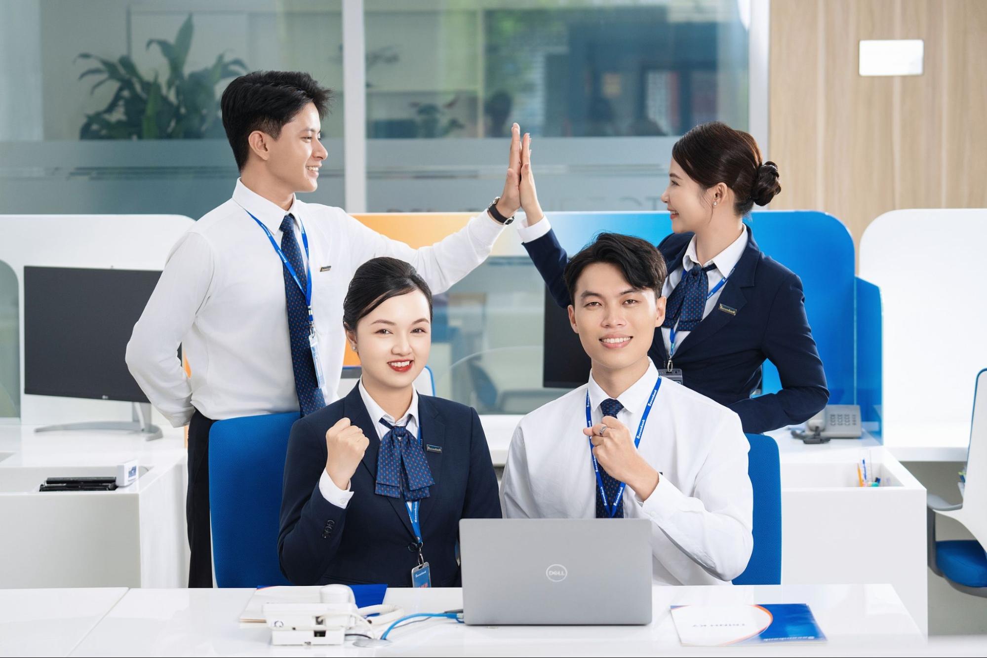 Các mẫu đồng phục Sacombank đẹp và chuyên nghiệp nhất 2025